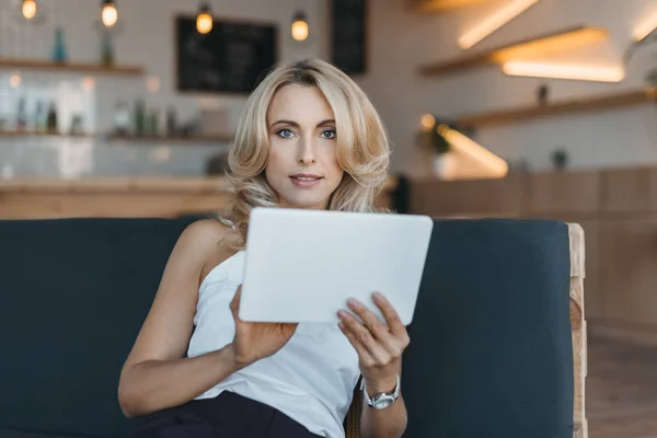 Femme utilisant une tablette numérique — Photo