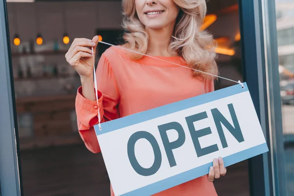 De eigenaar van het café met teken open — Stockfoto