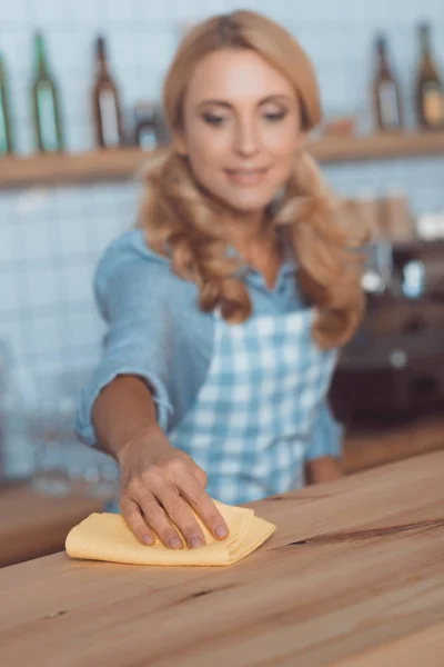 Waitress cleaning bar counter — Stock Photo, Image