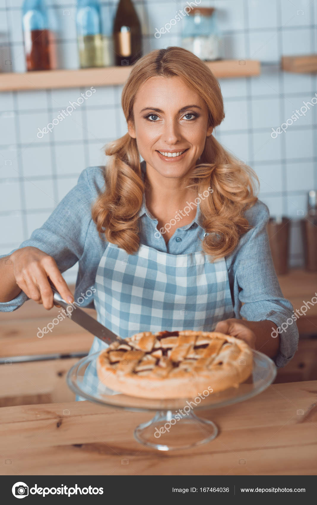 Waitress cutting pie — Stock Photo © AllaSerebrina 167464036