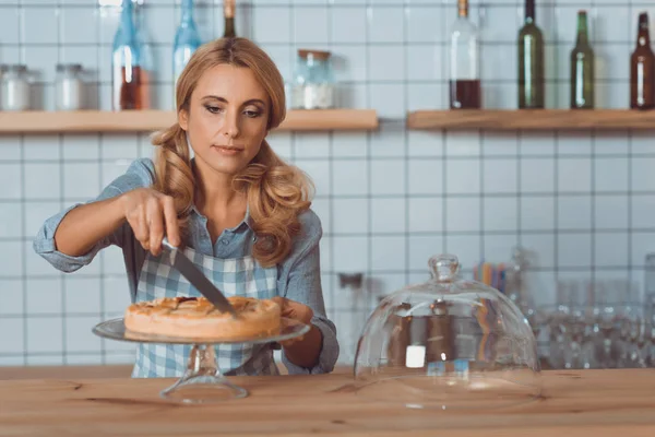 Waitress cutting pie — Stock Photo, Image