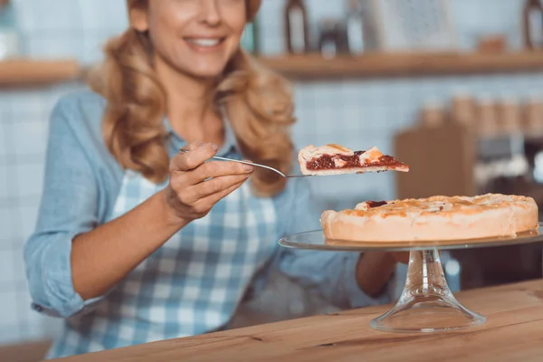 Waitress with pie in cafe — Stock Photo, Image