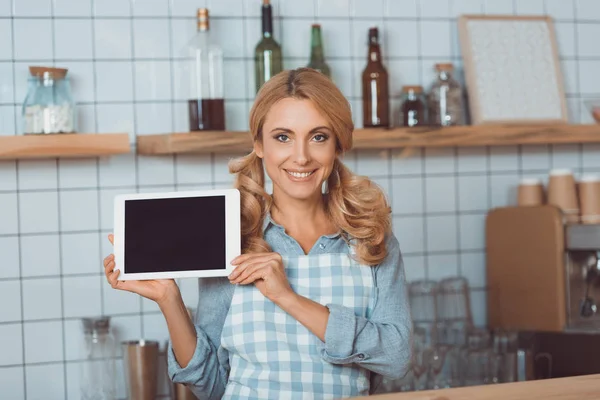 Garçonete com tablet digital — Fotografia de Stock