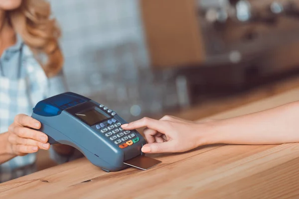 Payment with credit card and terminal — Stock Photo, Image