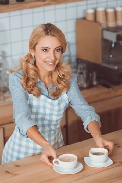 Serveerster bedrijf kopjes koffie — Stockfoto