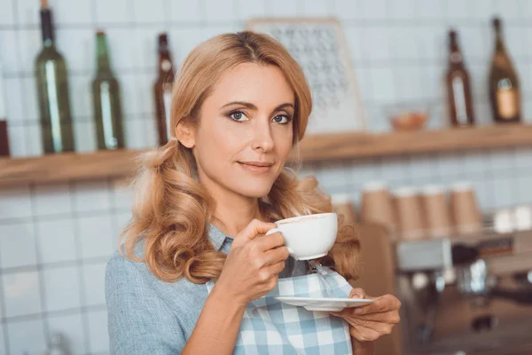 Café-eigenaar koffie drinken — Stockfoto