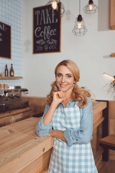 Belo proprietário de café em avental — Fotografia de Stock