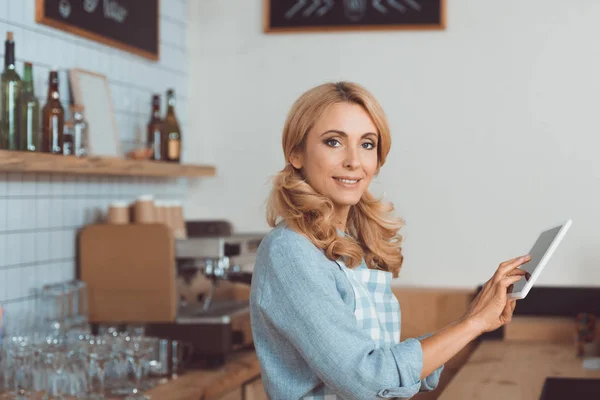 Garçonete com tablet digital — Fotografia de Stock