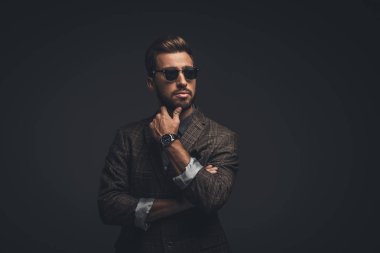 Takım Elbiseli Yakışıklı Adam