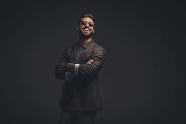 Güneş gözlüğü silah ile gülen adam geçti