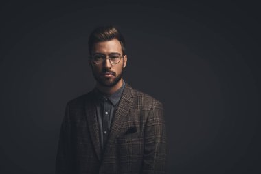 erkek takım elbise ve gözlük