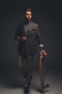 kaykay ile poz takım elbiseli adam