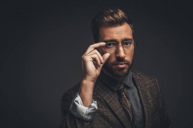 Adam gözlük ayarlama