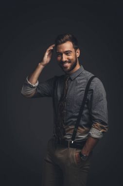 Jartiyer gülümseyen adam