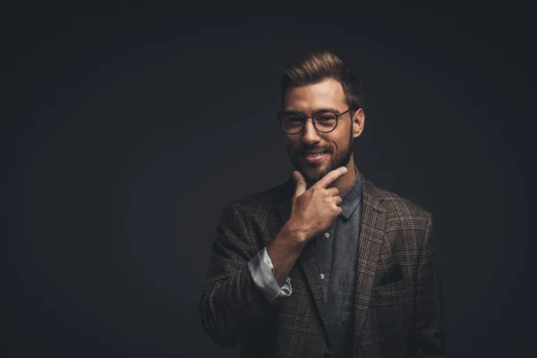 Usmívající se muž s rukou na bradě — Stock fotografie