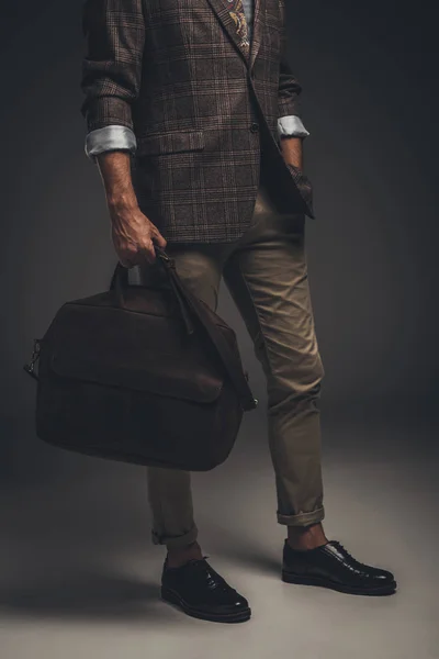 Man holding briefcase — Stock Photo, Image