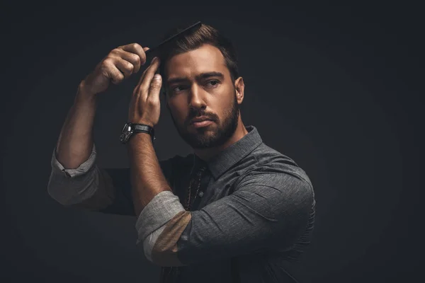 Schöner Mann, der Haare pflegt — Stockfoto