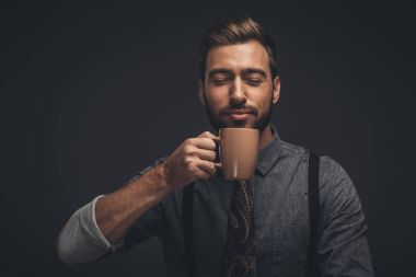 Yakışıklı adam kahve kokulu