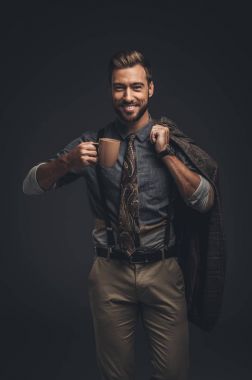 Yakışıklı adam kahve holding