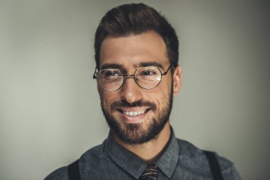 gözlük gülümseyen adam