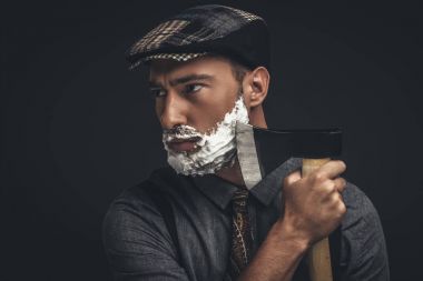 adam baltayla tıraş