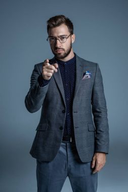 Parmağını gösteren adam.