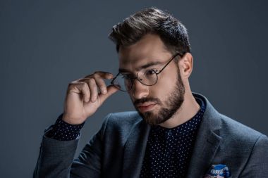 Adam gözlük ayarlama