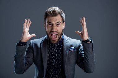 Takım elbiseli adam çığlık