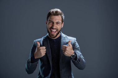 Başparmak gösterilmesini takım elbiseli adam