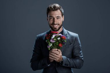 yakışıklı adam holding buket