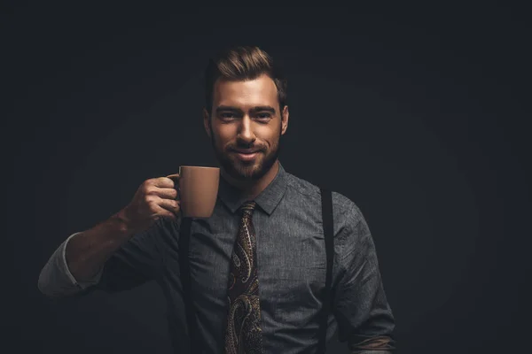 Χαμογελαστός άνθρωπος που κρατά το φλιτζάνι του καφέ — Φωτογραφία Αρχείου