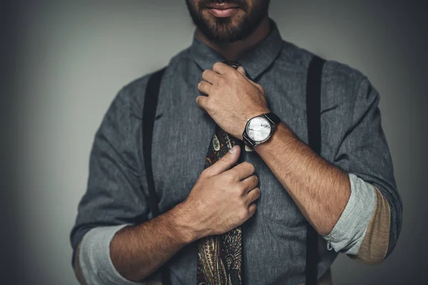 Hombre ajustando corbata — Foto de Stock
