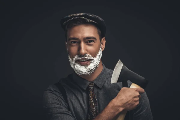 Чоловік голиться сокирою — стокове фото
