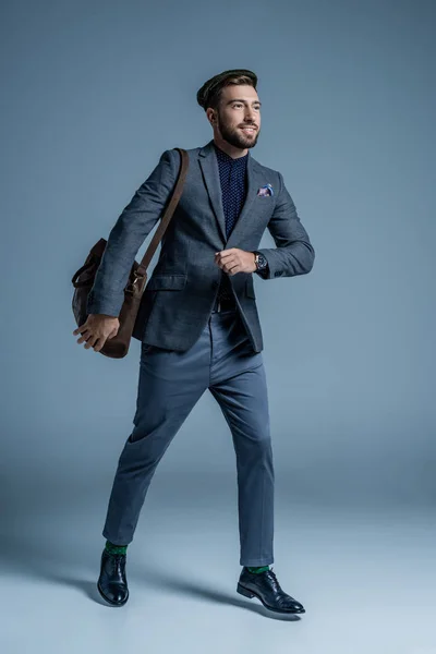 Hombre caminando con bolsa de cuero — Foto de Stock