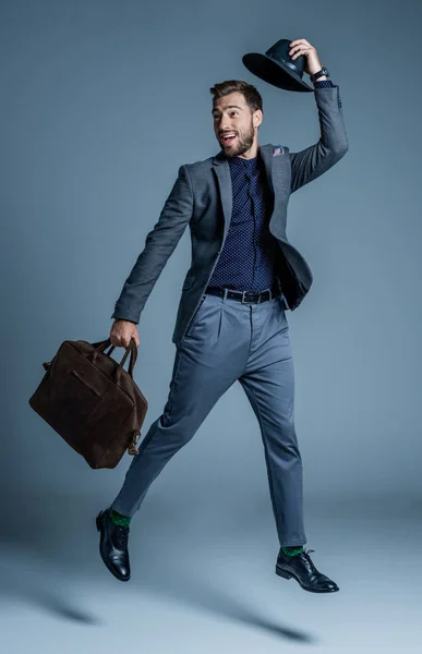 Mann im Anzug springt auf — Stockfoto