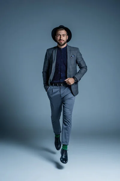 Chodící muž v obleku a čepice — Stock fotografie