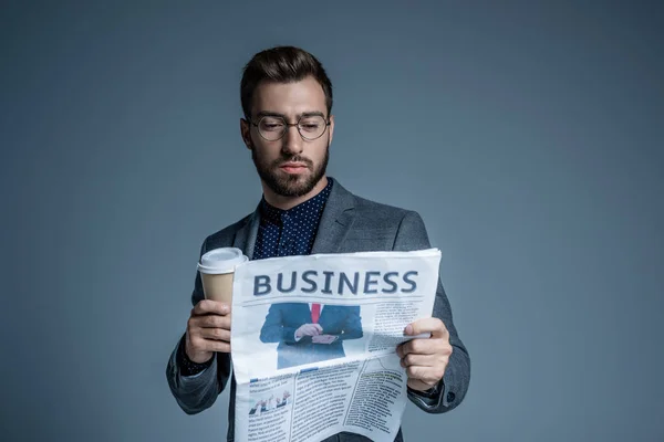 Affärsman läsa tidningen — Stockfoto