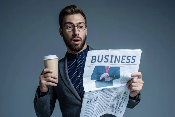 Verbaasd zakenman krant lezen — Stockfoto