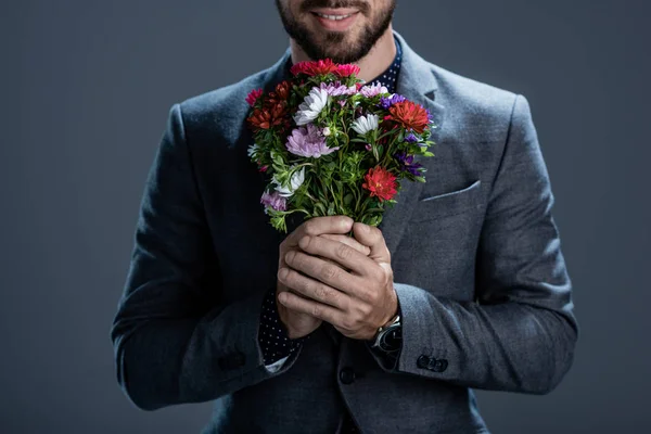 꽃다발을 들고 웃는 남자 — 스톡 사진