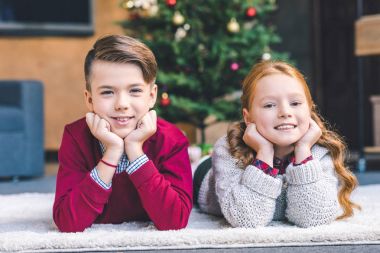 kız ve erkek kardeşim Noel'de rahatlatıcı