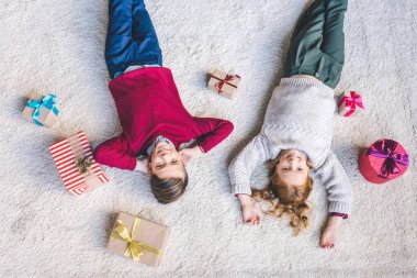 Çocuklar Noel üzerinde rahatlatıcı