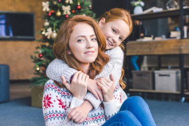 Anne ve kızı Noel'de kucaklayan