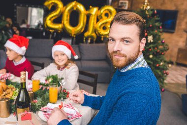çocuklarla Noel masada oturan babası