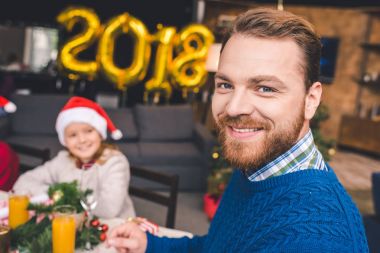 adam kızı ile Noel masada