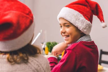 Kardeşim ve kız kardeşimle bu yakınlardaki Santa şapkalar