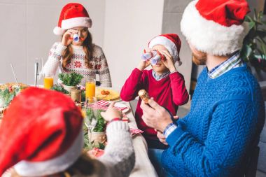 aile eğlenceli Noel yemeği