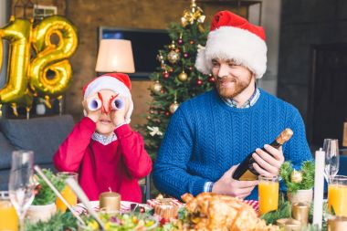 Baba ve oğul Noel masa
