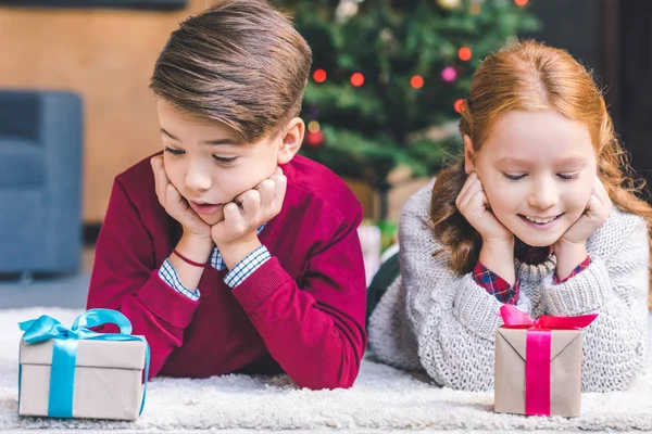 Brother and sister with christmas gifts — Stock Photo, Image