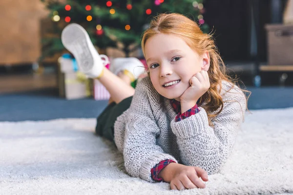 Meisje ontspannen op Kerstmis — Stockfoto