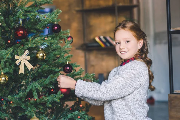 Meisje versieren kerstboom — Gratis stockfoto